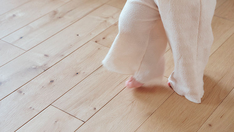 子どもが、素足で過ごす。